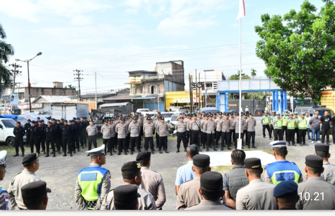 285 Petugas Gabungan melaksanakan pelayanan dan Kawal Aksi Penyampaian Aspirasi Korban Pasca Banjir di Pendopo Bupati Aceh Timur