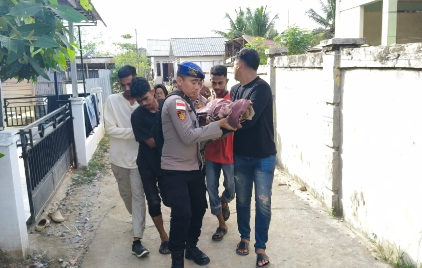 Personel Satpolairud Polres Aceh Timur dan Personel Polsek Idi Rayeuk Evakuasi Temuan Mayat di Sungai Gampong Jawa