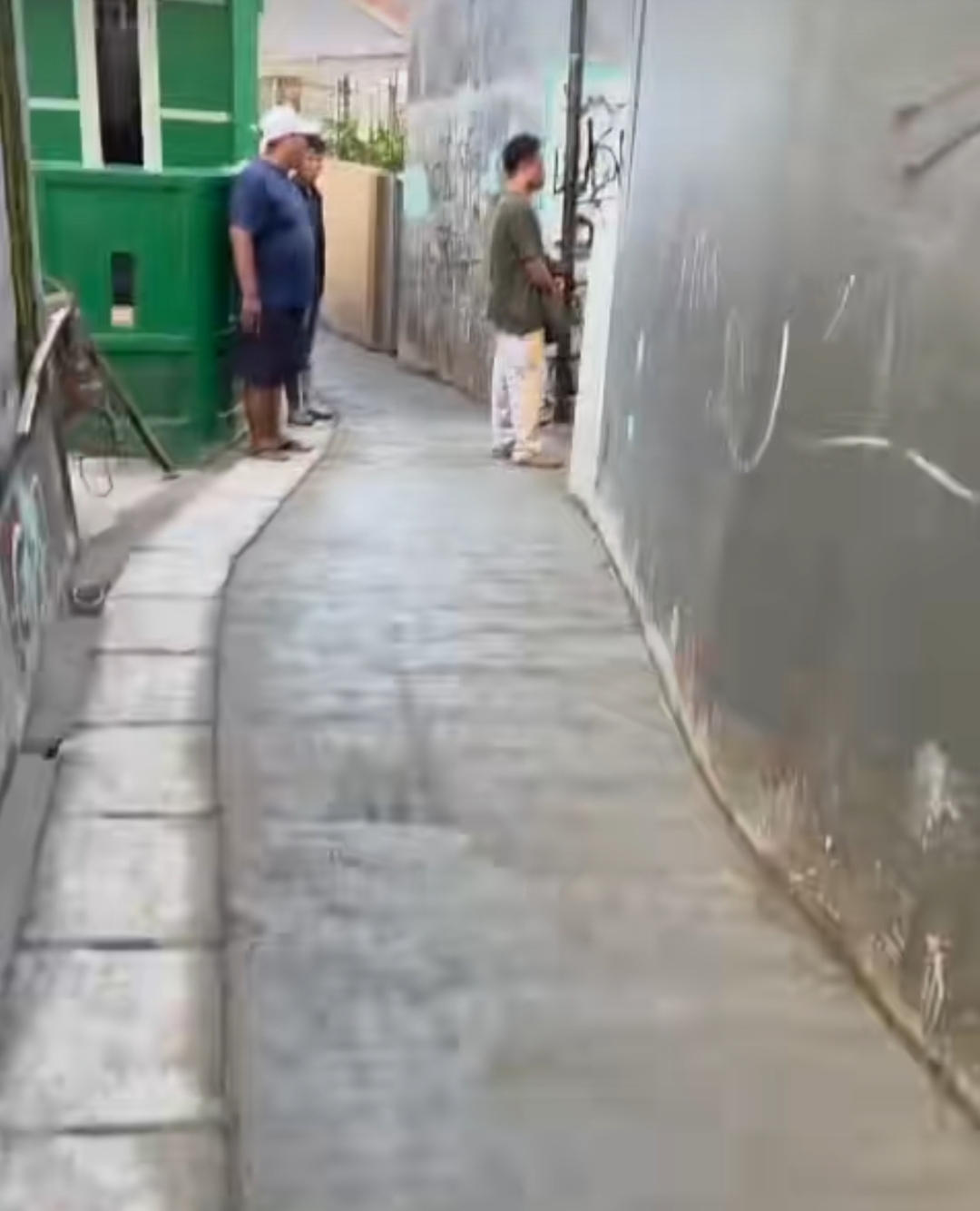 Pembangunan drainase yang telah selesai dikerjakan, melalui aspirasi anggota DPRD Depok, Edi Masturo, di lokasi RW 01 Kelurahan Rangkapanjaya Baru, Kecamatan Pancoran Mas Depok. (dok. Star7Tv/foto edit, Roni)