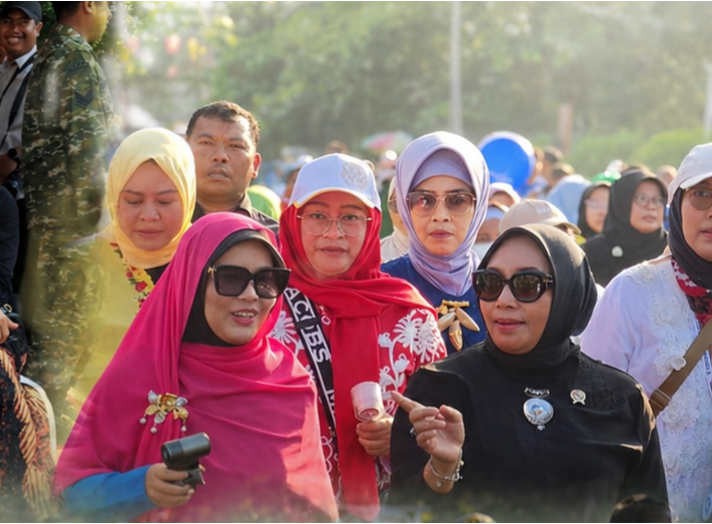 Wakil Ketua DPRD Depok, Hj. Yuni Indriany Ikuti Fun Walk HUT ke-27 Bareng Cing Ikah