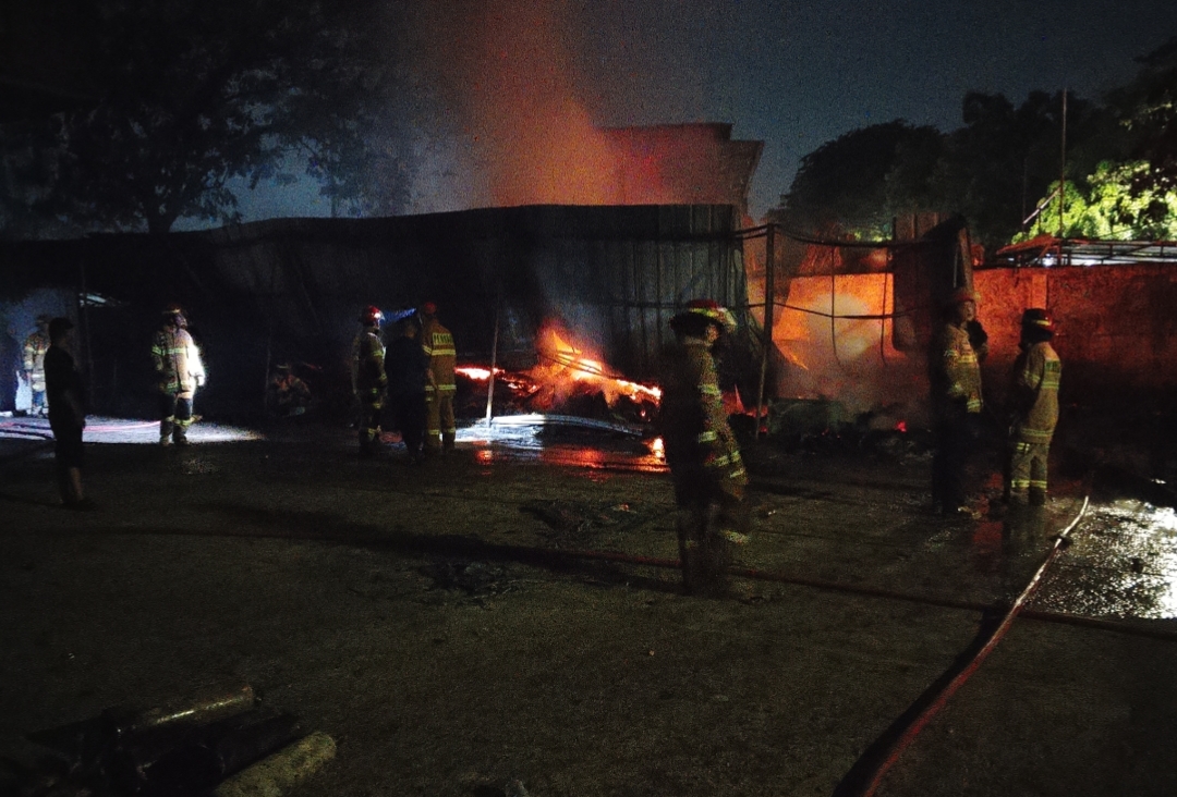 Waduh! Gudang JNE Menyimpan Petasan dan Cairan Kimia di Depok Hangus Terbakar