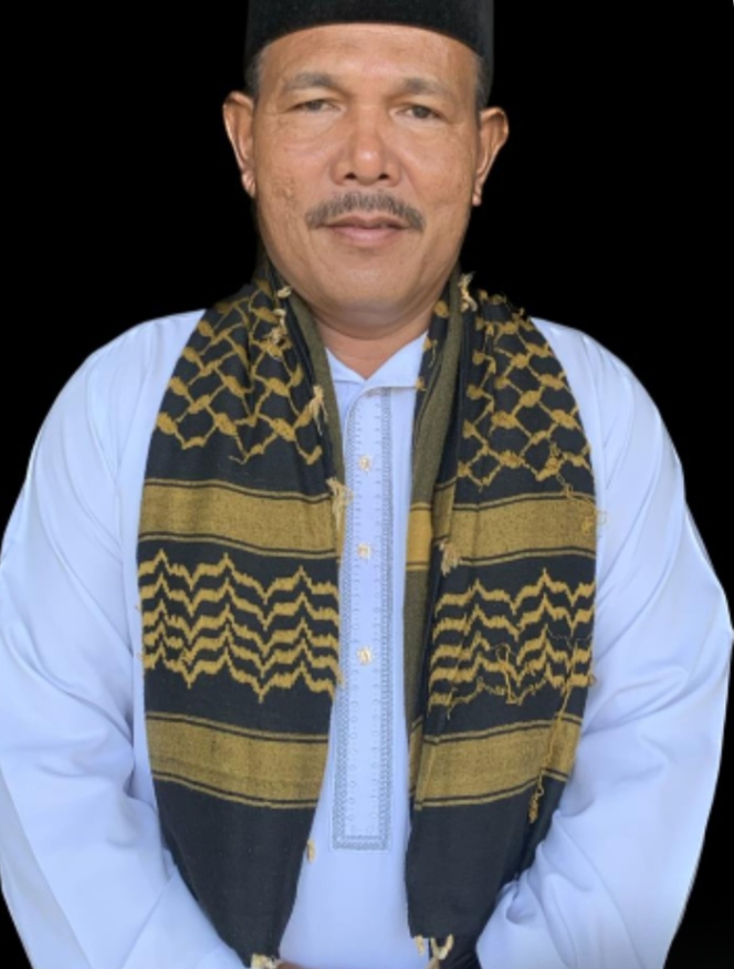 MPU Aceh Timur Ajak Masyarakat Bersatu Dukung Pemerintah Daerah   ACEH TIMUR  –  Ketua Majelis Permusyawaratan Ulama (MPU) Aceh Timur,  Tgk H Thahir MD atau yang akrab disapa Waled Thahir mengatakan, dirinya merasa sangat prihatin atas dinamika yang terjadi beberapa hari terakhir yang menyedutkan Bupati Aceh Timur Iskandar Usman Al-Farlaky dengan isu dan dugaan fitnah tidak beralasan, Senin,  27 April 2026.  Akibat isu yang sengaja ditembuskan oleh pihak tertentu membuat kondisi masyarakat di Aceh Timur sudah terpecah belah sehingga ada segelintir masyarakat mulai terpengaruh terhadap isu yang tidak benar tersebut,  ujarnya.   ” Sebagai Ulama, kami merasa prihatin atas kondisi ini sehingga menurut kami, setiap masyarakat perlu mengedepankan adab untuk menjaga stabilitas keamanan di Aceh Timur,  ” ujarnya.   Dikatakan Waled Thahir,  MPU Aceh Timur adalah bagian dari mitra strategis dan mitra kerja Pemerintah Daerah merasa terpanggil untuk mengajak masyarakat Aceh Timur untuk lebih selektif dalam menerima setiap perkara apalagi hanya isu semata.  ” Sesuatu yang dibangun berdasarkan isu dan fitnah serta tanpa didukung bukti yang kuat ini akan merugikan pihak lain . Disisi lain para penyebar isu juga akan mendapatkan ganjaran dari Allah, ” terang Waled Thahir.  Menurut Waled Thahir, Pemerintahan yang dipimpin oleh Bupati Al-Farlaky baru berjalan satu tahun sehingga perlu kita kawal dan dukungan hingga akhir jabatannya nanti tanpa harus saling menfitnah yang dapat merugikan masyarakat Aceh Timur.   Saya mengajak dan mengimbau masyarakat Aceh Timur kembali bersatu tanpa terpecah dan saling menghargai sehingga pembangunan pasca banjir di Aceh Timur dapat terus dipacu, imbuhnya.