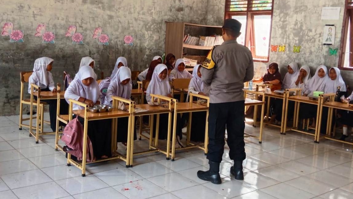 Saweu Sikula, Bhabinkamtibmas Polsek Peureulak Barat Motivasi Murid SDN Beusa Baroe