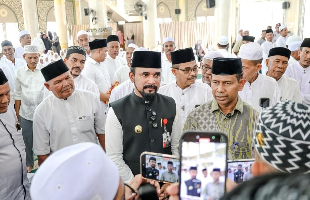 Bupati Al Farlaky Peusijuek Jamaah Haji 2026, Titip Doa untuk Daerah dan Kepemimpinannya