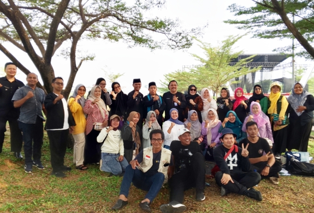 Sesi foto bersama dalam kegiatan persiapan panggung puncak HUT ke-27 kota Depok, melibatkan stakeholder se-Bojongsari, Kamis, (30/4). (dok. Star7Tv/foto, Roni)