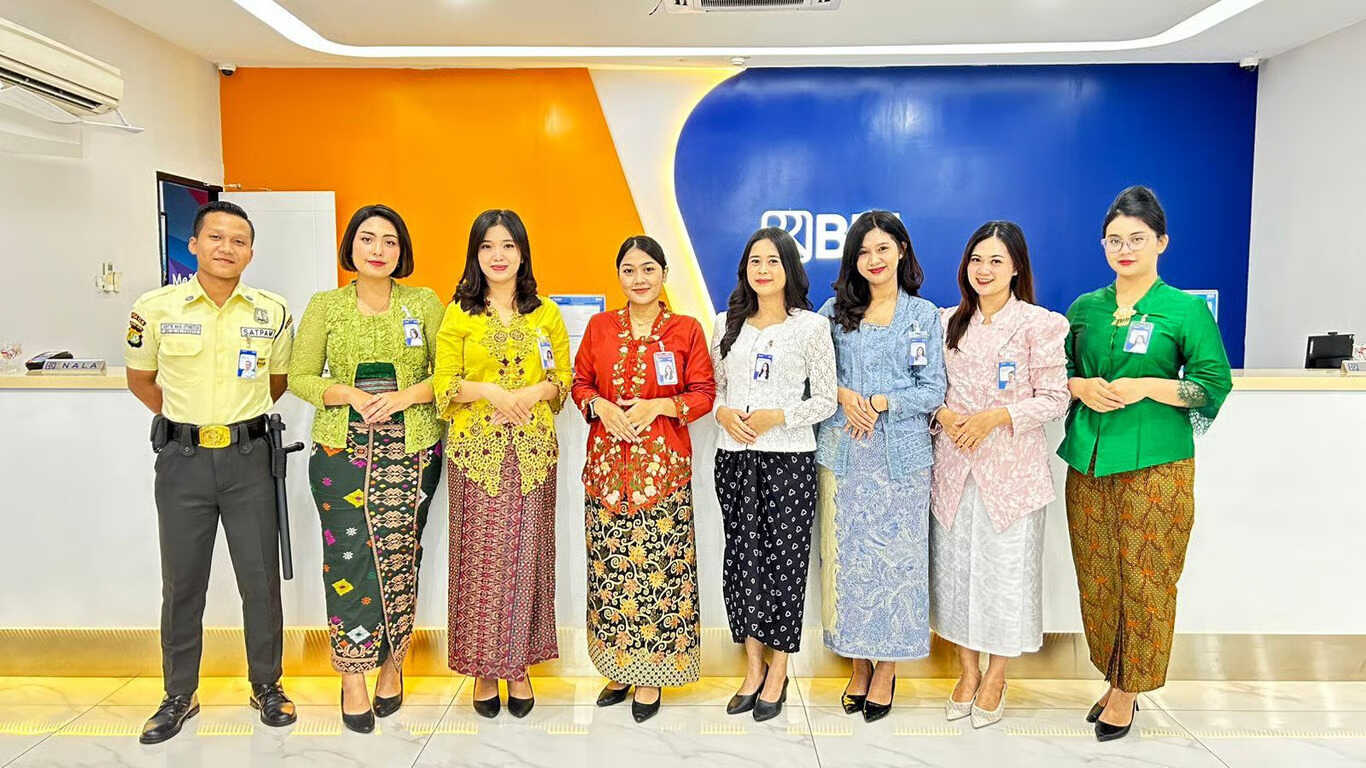 Kompak dan Anggun, Frontliner BRI Branch Office Jatinegara Kenakan Pakaian Nasional di Hari Kartini